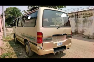 Toyota HiAce 2023 Jaune