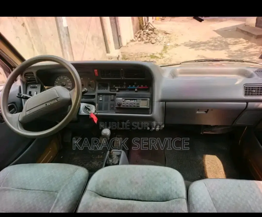 Toyota HiAce 2023 Jaune