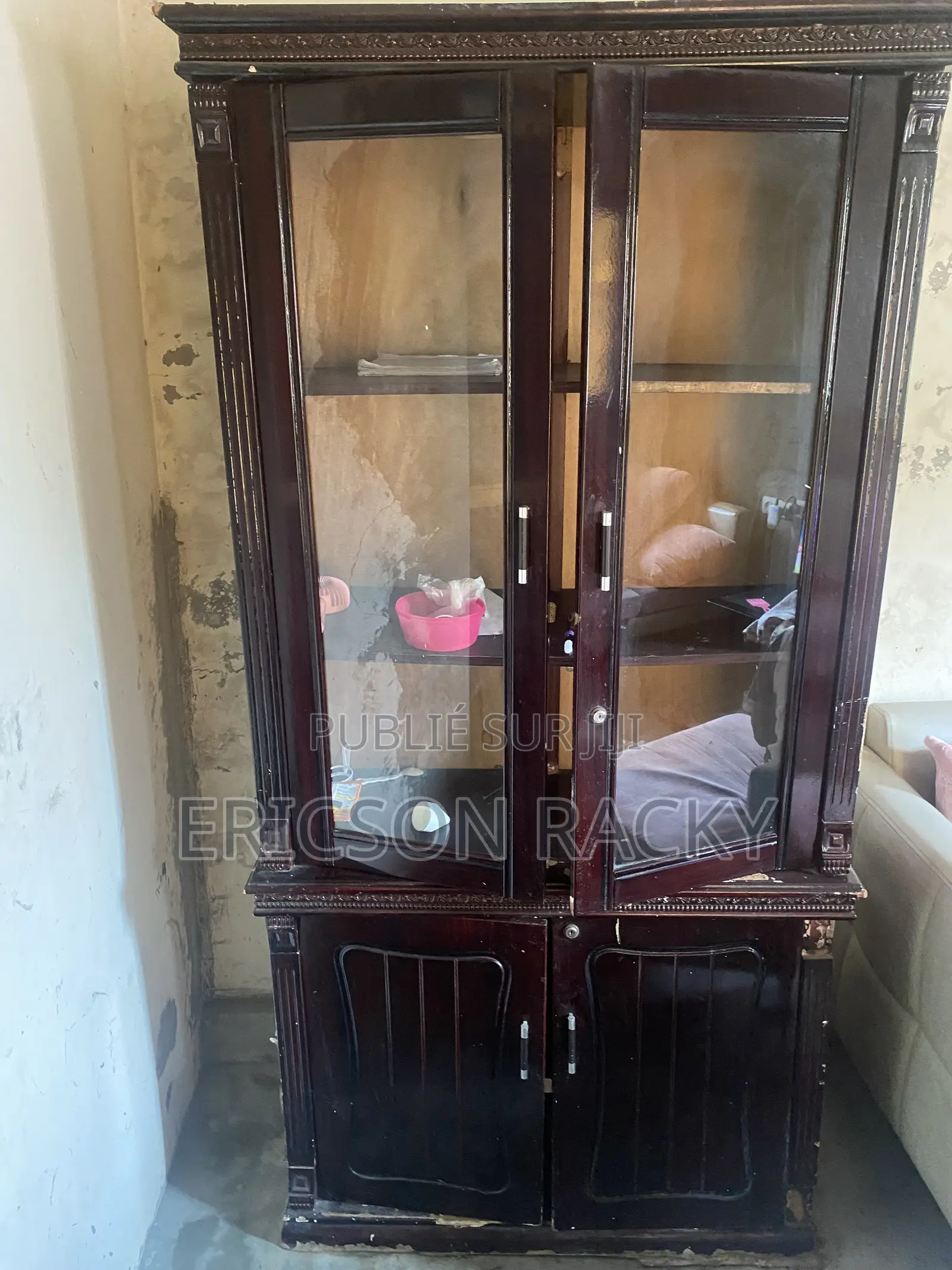 Vaisselier en Bois Avec Vitrine-Bon État