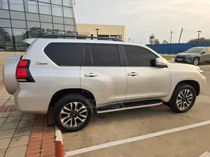 Toyota Land Cruiser Prado 2023 Gris