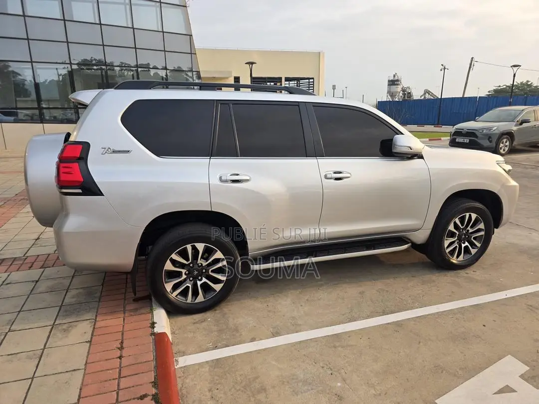 Toyota Land Cruiser Prado 2023 Gris