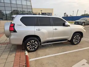 Toyota Land Cruiser Prado 2023 Gris