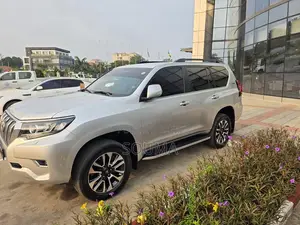 Toyota Land Cruiser Prado 2023 Gris