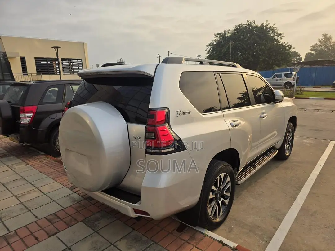 Toyota Land Cruiser Prado 2023 Gris