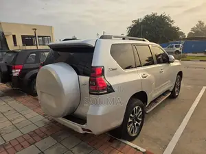 Toyota Land Cruiser Prado 2023 Gris