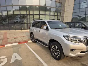 Toyota Land Cruiser Prado 2023 Gris