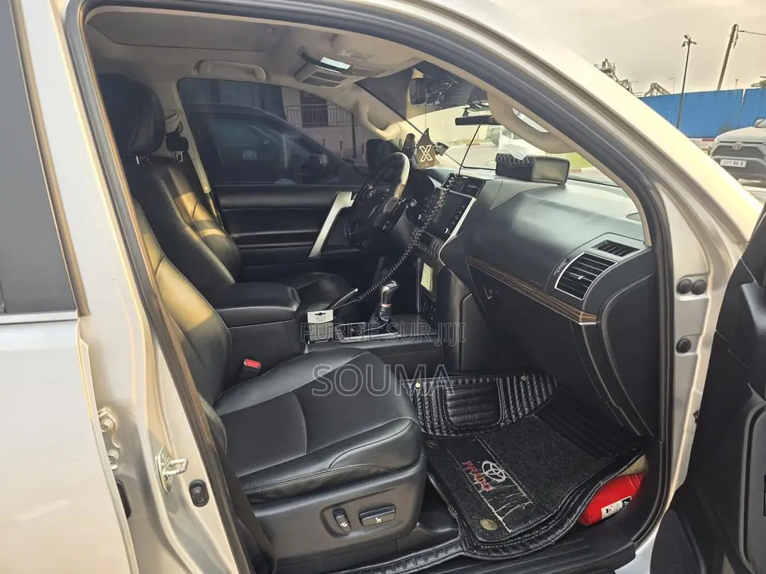 Toyota Land Cruiser Prado 2023 Gris