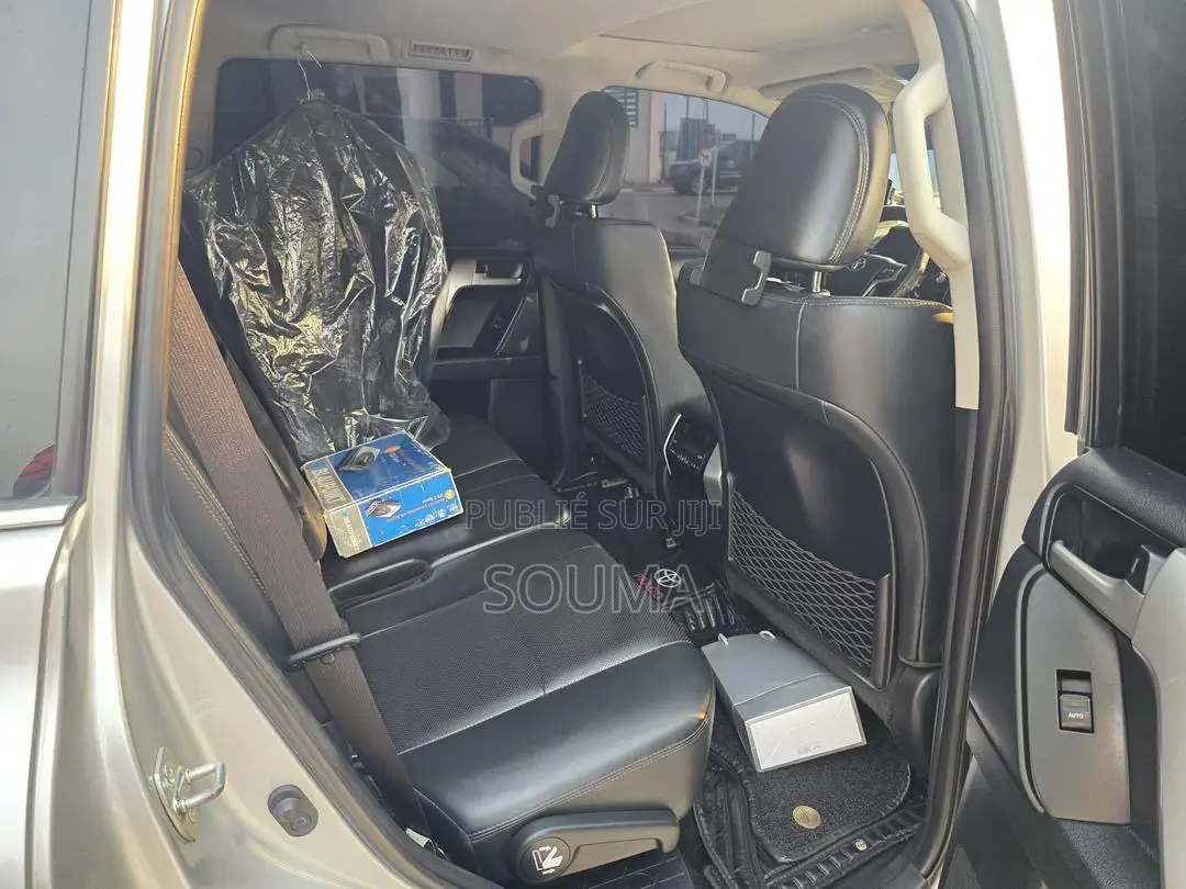 Toyota Land Cruiser Prado 2023 Gris