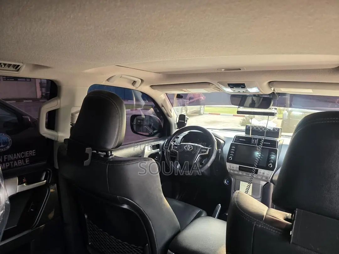 Toyota Land Cruiser Prado 2023 Gris